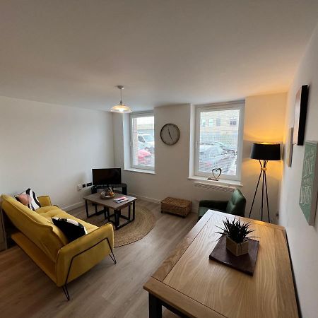Modern 2 Bedroom Apt Sleeps 6 - Near Gloucester Bagian luar foto