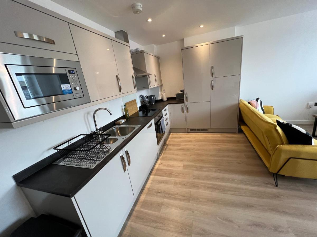 Modern 2 Bedroom Apt Sleeps 6 - Near Gloucester Bagian luar foto