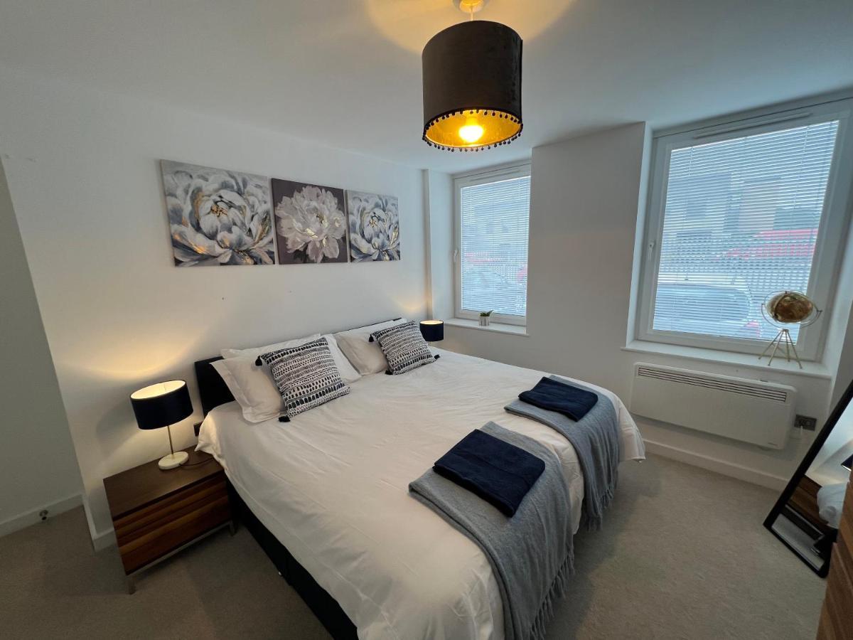 Modern 2 Bedroom Apt Sleeps 6 - Near Gloucester Bagian luar foto