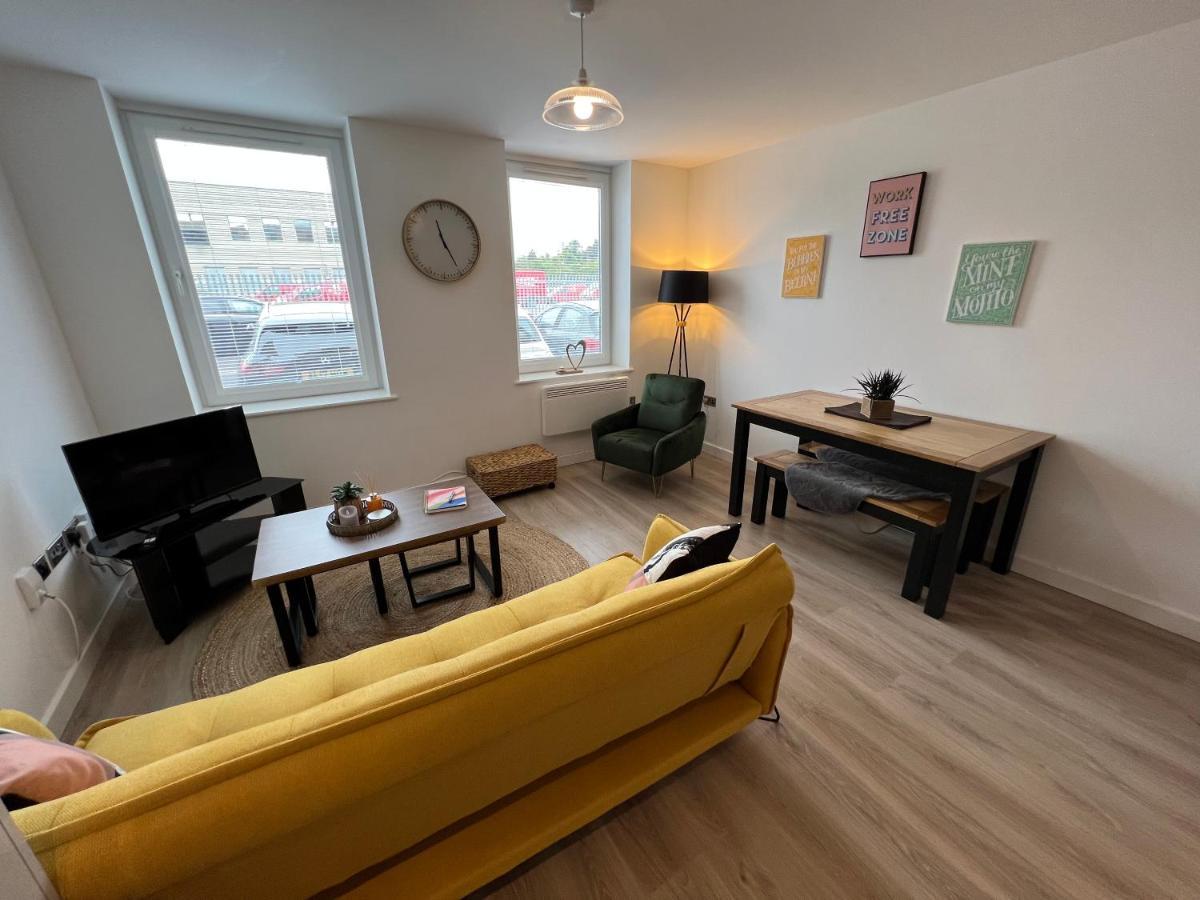Modern 2 Bedroom Apt Sleeps 6 - Near Gloucester Bagian luar foto