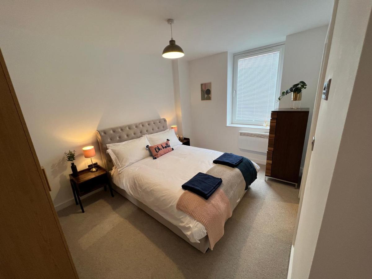 Modern 2 Bedroom Apt Sleeps 6 - Near Gloucester Bagian luar foto