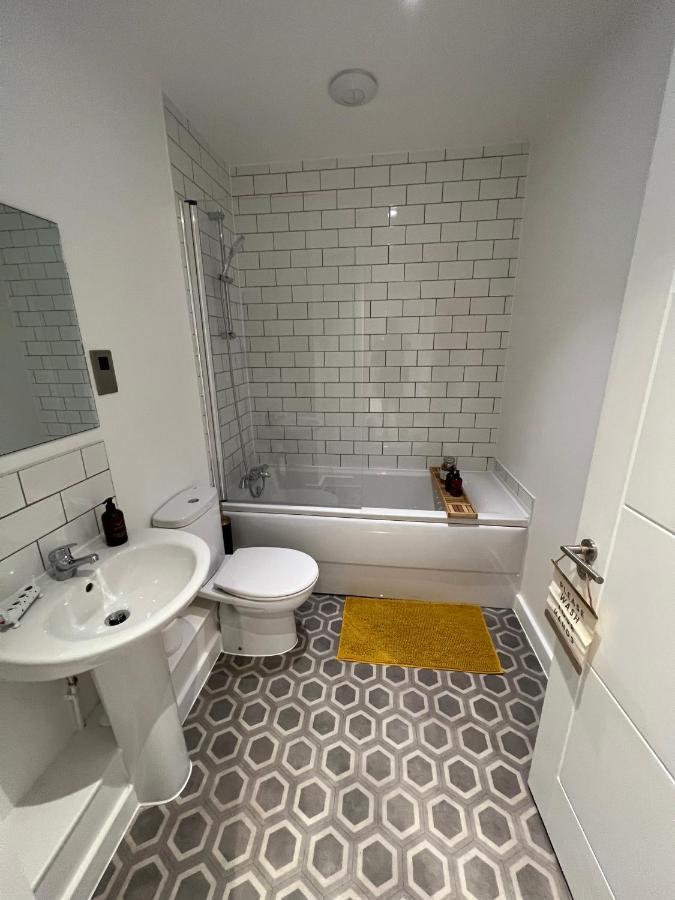 Modern 2 Bedroom Apt Sleeps 6 - Near Gloucester Bagian luar foto