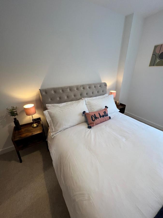 Modern 2 Bedroom Apt Sleeps 6 - Near Gloucester Bagian luar foto