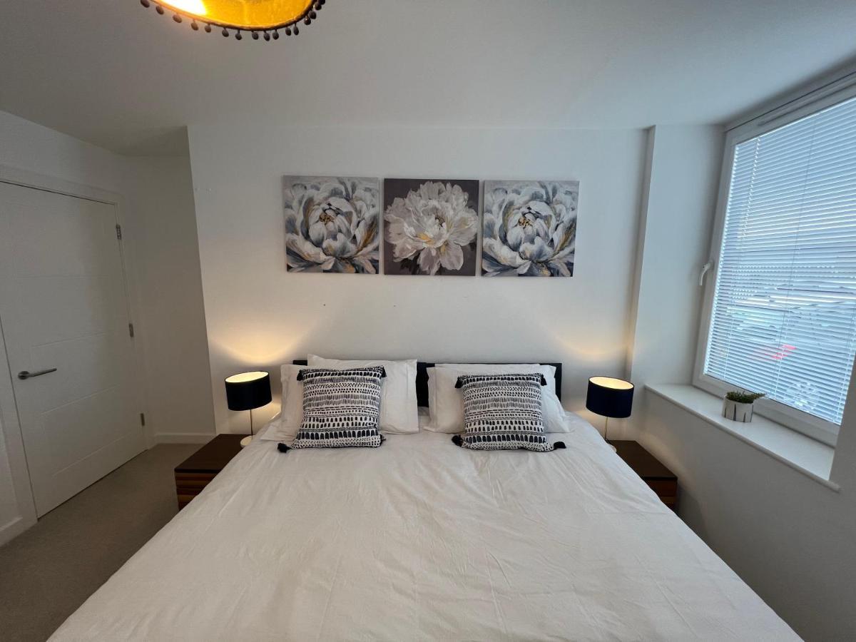 Modern 2 Bedroom Apt Sleeps 6 - Near Gloucester Bagian luar foto